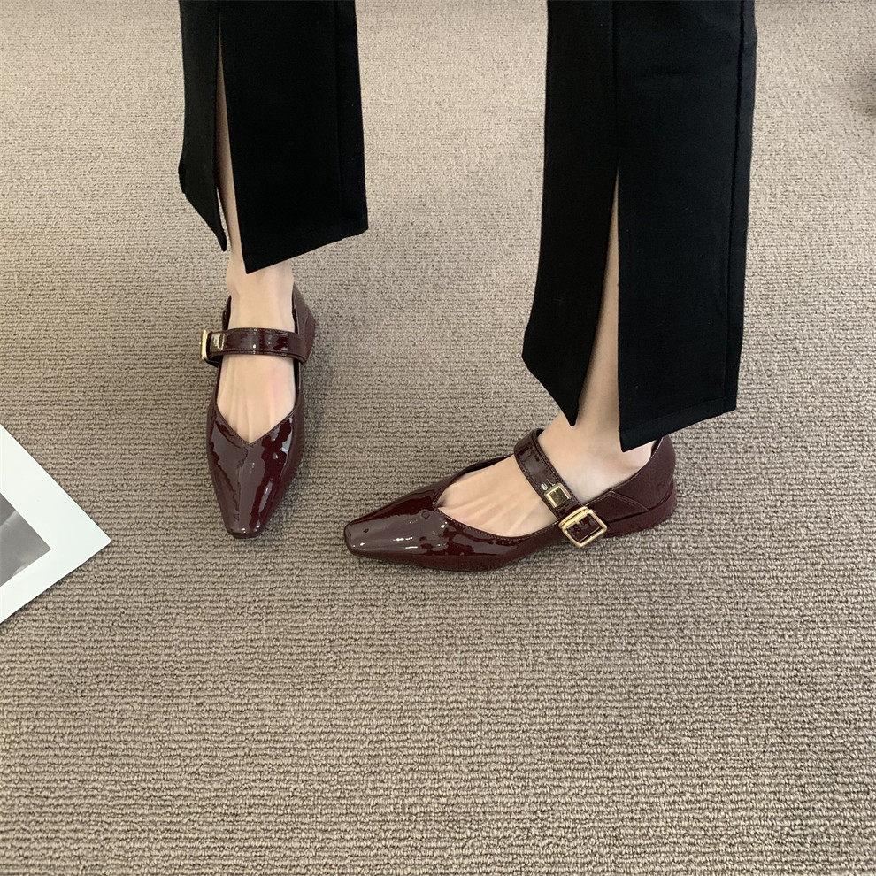 This pair of pointy bag shoes soundtrack not too high a home daily~ retro design feeling small and low heel shoes