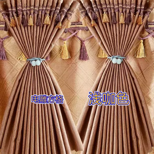 Грузовик сгущенным затененным завесом солнцезащитным кремом.