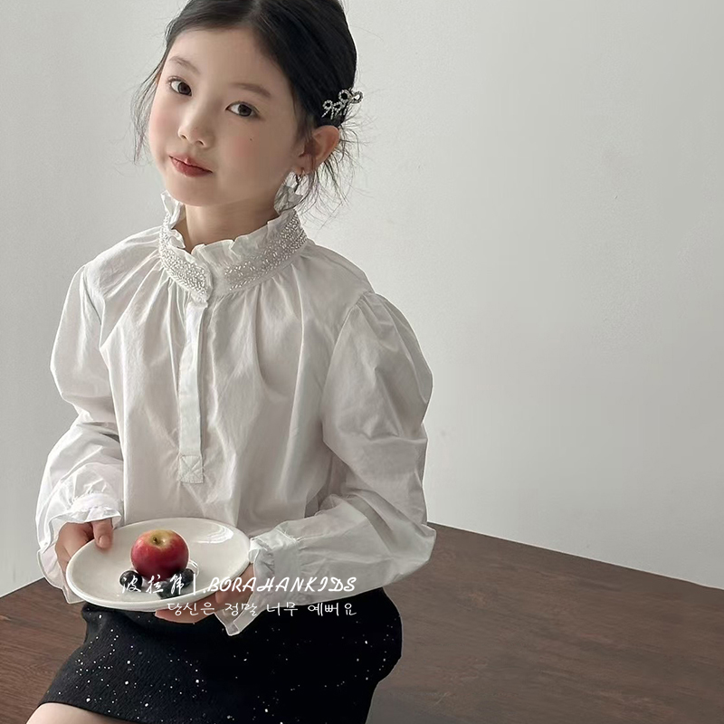 女の子の薄いベルベットの冬シャツ 2024 早春の新しい子供のスタンドアップカラービーズ白シャツ甘い小さな女の子のインナーウェア