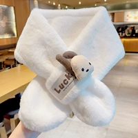 Белая счастливая собака с кривыми ушами