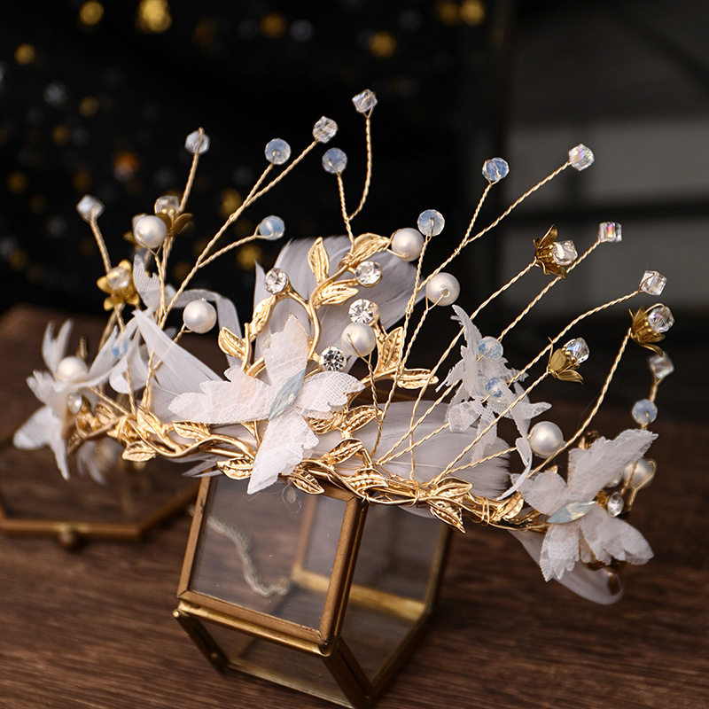 2019 New Bride Wedding Headdress White Yarn Hairdress Accessed with European and American Atmosphere Baroque Crown