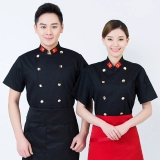 Крупный ресторан с длинной мужской и женской отель с длинной мужской и женской гостиной