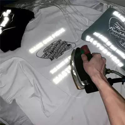 2020 Autumn New Korean version of men's print reflective long sleeve cartoon pattern loose version of long T-shirt Joker trendy man