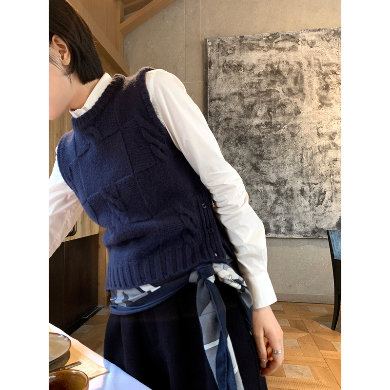 Muallychen Qiyin English-Style Wool Cable Knit Vest, Regular Shoulder, Short Style, Side Button, Layered Sleeveless Knit Vest