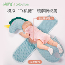 The newborn baby sleeps on the side of the exhaust pillow and sleeps with the sore bloating baby