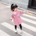 áo khoác cô gái áo gió cho trẻ em vào mùa xuân và mùa thu dài 2020 mới và nhỏ và vừa của trẻ em mùa thu váy cô gái Hàn Quốc phiên bản của quần áo trẻ em phong cách nước ngoài. 