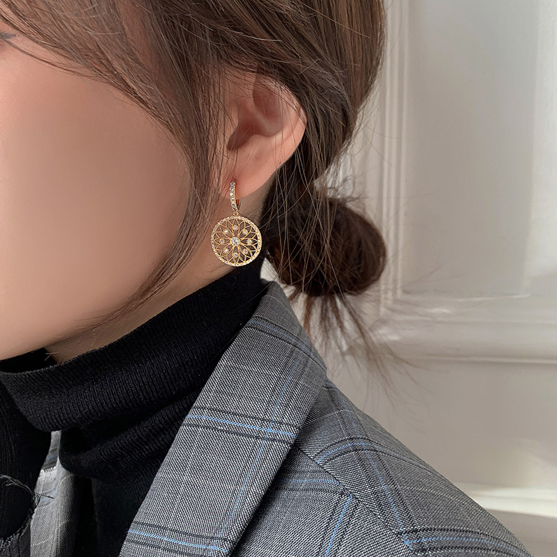 Advanced sense ear needle Korean temperament Net red earrings 2021 new ear clip female retro Hong Kong flavor earring