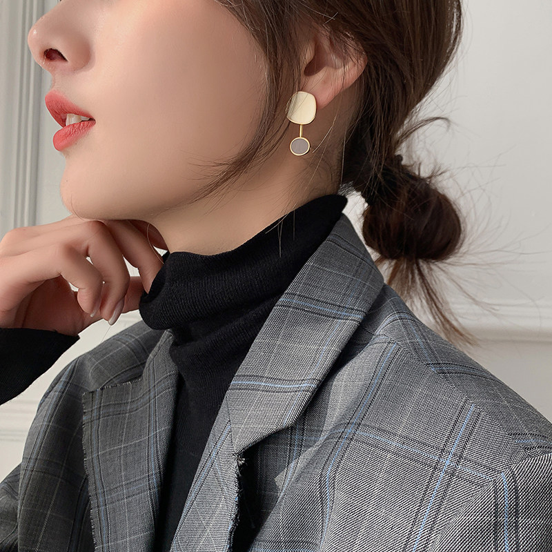 Geometric Asymmetry Collider STYLE ADVANCED SENSATIONAL RETRO-PORT TASTE NETS RED UNIQUE EARRINGS EAR CLIP WOMEN WITHOUT EAR HOLES