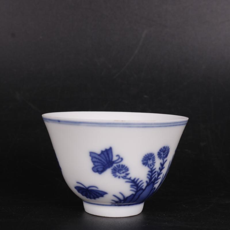 Blue and white butterfly pattern in frost of autumn tea cups antique crafts home furnishing articles antique antique Chinese porcelain
