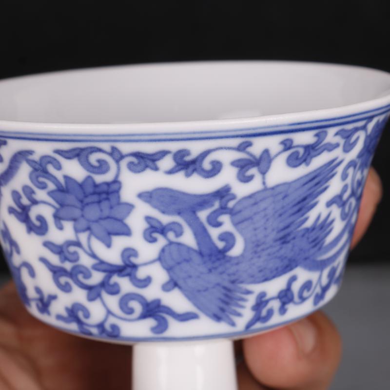 Wear in blue and white flower grain footed cup antique Chinese style household China antique curio collection process