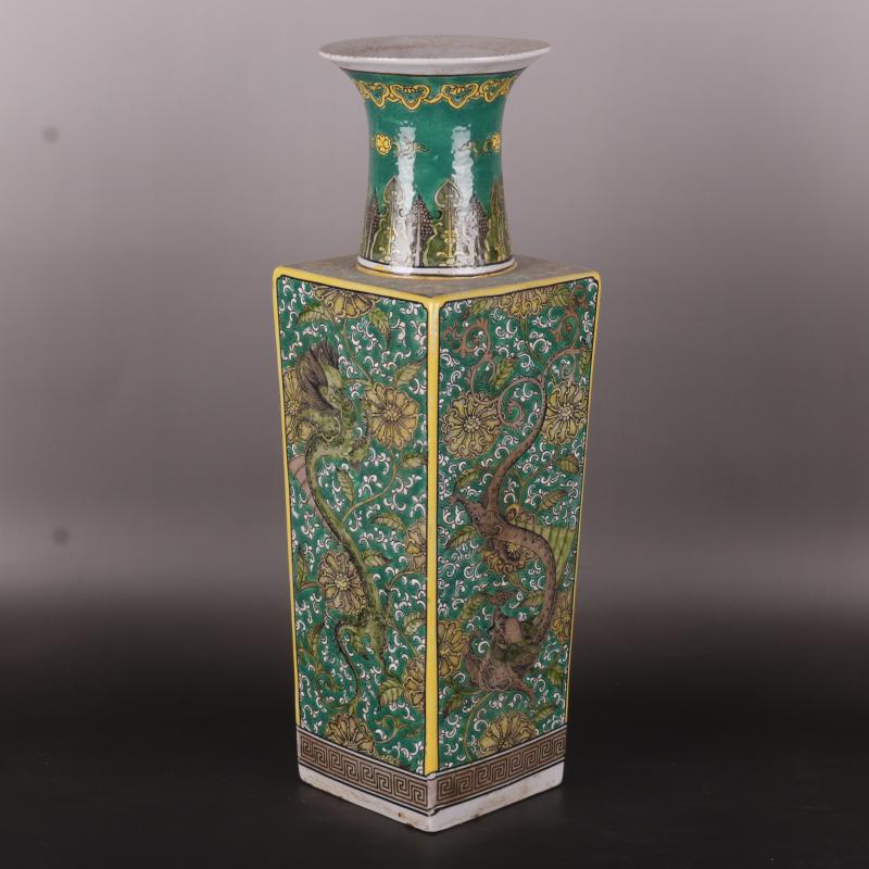 In the the qing emperor kangxi pastel dragon bottle of antique furniture Chinese nature round place China antique curio collection