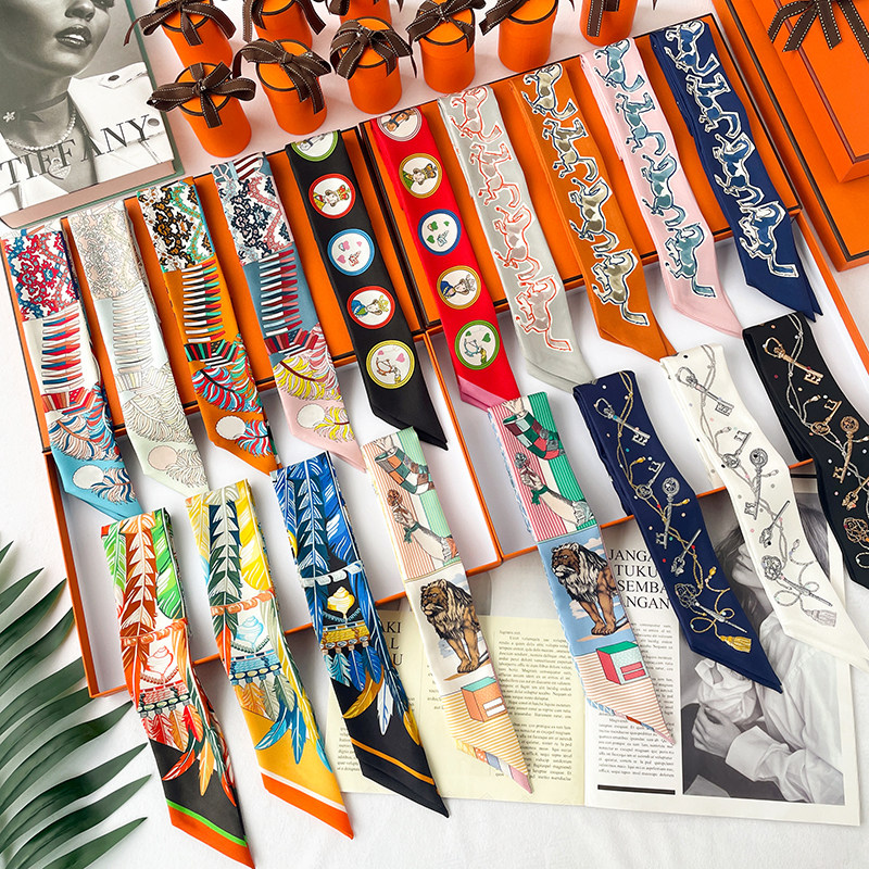 ツイル素材のロングリボンスカーフ、小さめのネックウォーマー、シルク100%、両面に細い装飾リボン付き。