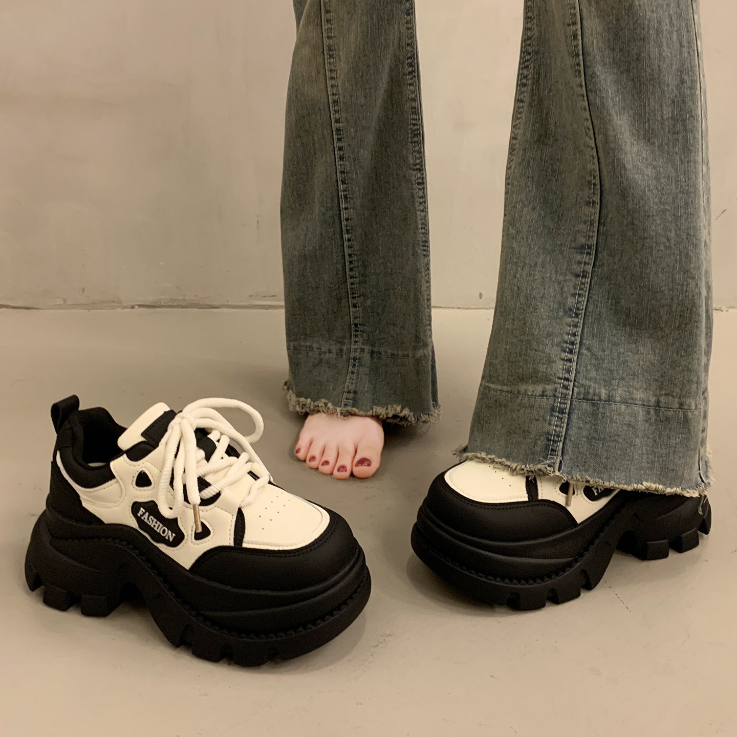 Женские туфли-лодочки daddy на толстой подошве в взрывном стиле muffin демонстрируют небольшой рост в новых весенних и осенних универсальных белых туфлях для спорта и отдыха 2026 года