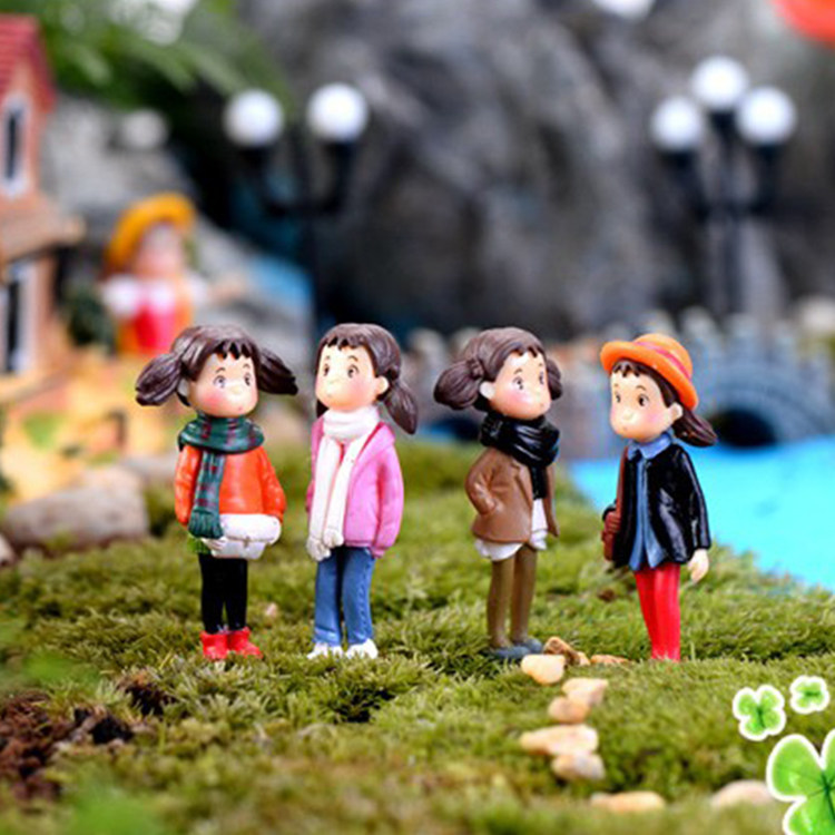 Micro-landscape girl girl figure model micro-flapping cute building paparazzi little man 4cm high winter clothing little plum puppets