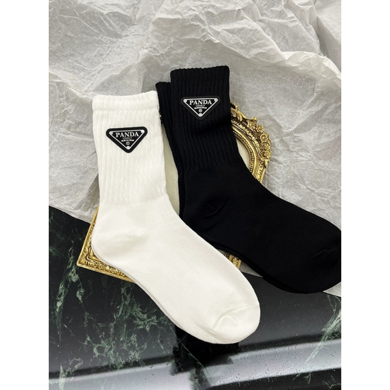Daiyin Wangpu and La Di Wangpu Collaboration Triangle Logo Socks for Women, Popular Black and White European Style Mid-Calf Socks