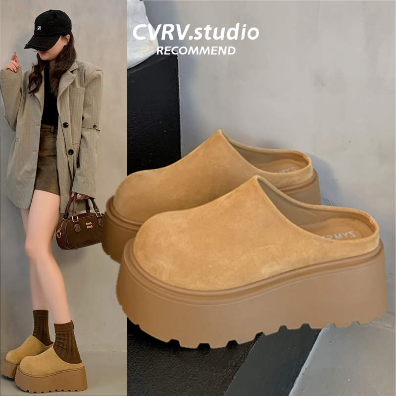 2025年春秋にアウターとして着用できる、身長を高く見せてくれる厚底ビルケンシュトックのハーフスリッパ。小さめのゆったりしたミュールのビルケンシュトックシューズの新スタイル