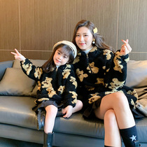 High-end fried street parent-child outfit 2021 autumn and winter new fashion mother and daughter outfit Western style plus velvet thickened cartoon Korean version sweater