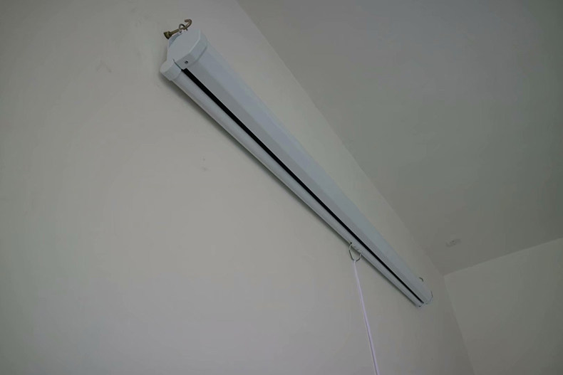 Экран для проектора 奥科菲尔手拉抗光幕72寸84寸100寸手拉幕/手拉自锁投影幕/投影仪幕布/投影幕/外壳手卷