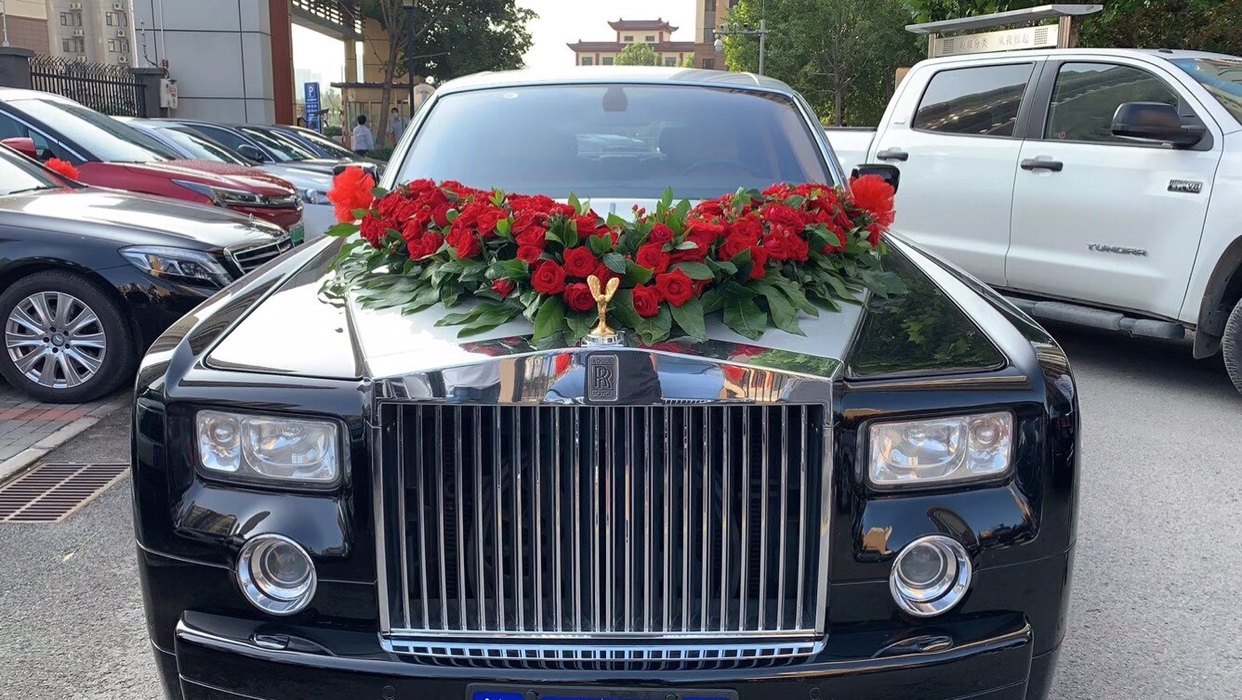 北京婚车租赁新风尚：劳斯莱斯、宾利、超跑、奔驰迈巴赫，让你的婚礼成为街头最闪亮的风景线！-婚车租赁-淘宝好物网, image size:1242x700