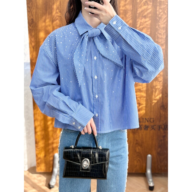 Exquisite and Shiny 2026 New Blue and White Striped Bow Tie Collar Heavy-Duty Rhinestone Pure Cotton Commuter Short Shirt Top Exquisite and Shiny 2026 New Blue and White Striped Bow Tie Collar Heavy-Duty Rhinestone Pure Cotton Commuter Short Shirt Top