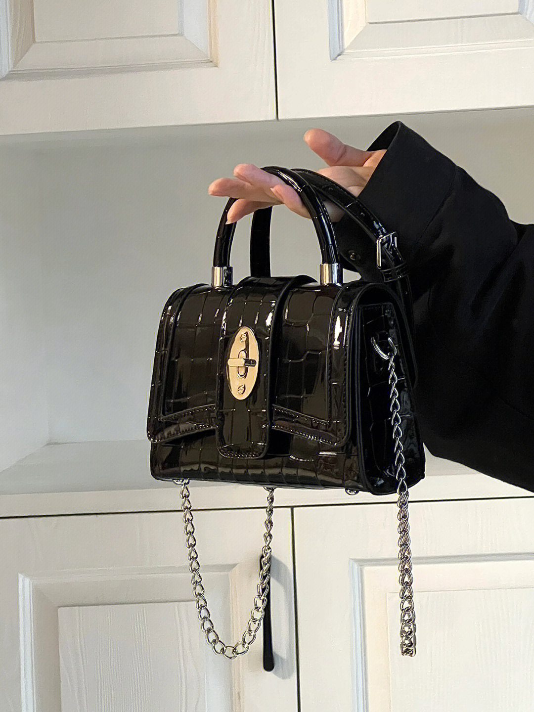 ハイエンドテクスチャードスタイルチェーンパテントレザーオートバイバッグ女性のための 2024 新しいニッチポータブルショルダークロスボディ小さな正方形バッグ