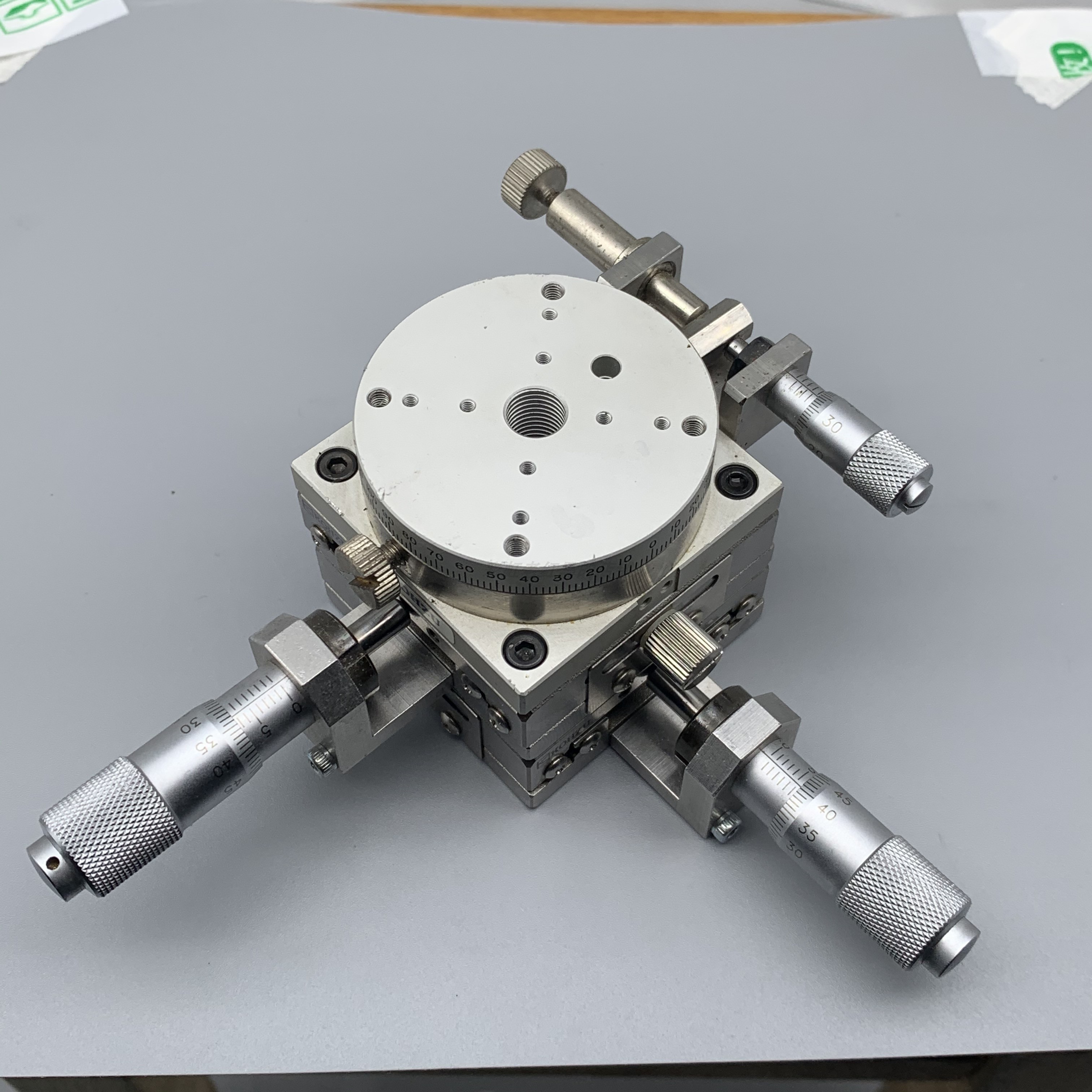 Optical three-dimensional slide table manual fine-tuning platform Shenjin Seiki platform table 50mm spot