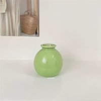 Зеленая трава зеленый рот маленькая круглая бутылка