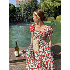 Старинное пальто 甜美温柔一字肩连衣裙女2023年夏季新款收腰显瘦气质碎花茶歇长裙