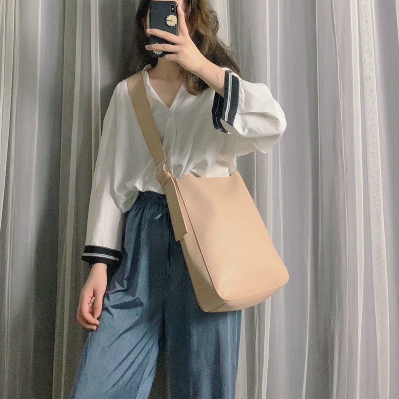 College girls bag class new trendy all-match wide shoulder strap Messenger bag large capacity student fashion single shoulder bucket