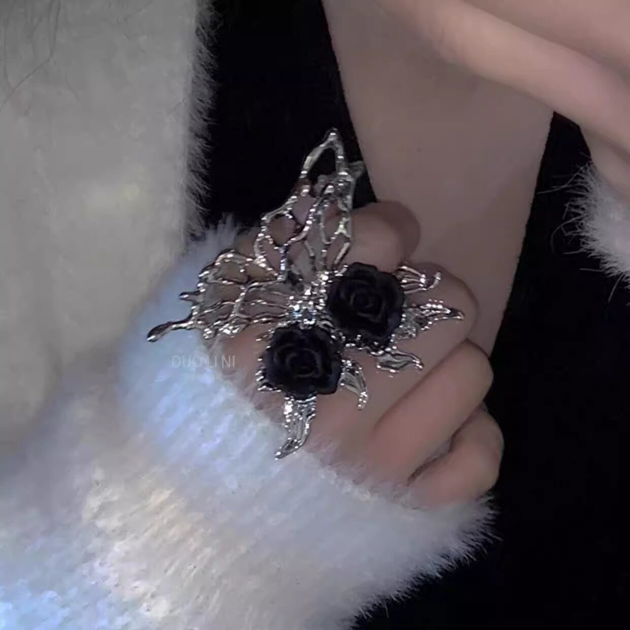 Rose and butterfly ring for women, adjustable opening, European and American style, exaggerated fashion and unique accessory, heavy-duty design.