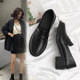 Britische kleine Lederschuhe für Damen im Herbst und Winter 2025, neue modische schwarze Slip-On-Loafer mit mittelhohem Absatz, einzelne Schuhe für Damen