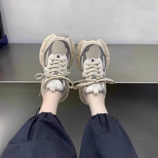 Thick-soled dad shoes for women in autumn and winter plus velvet 2025 new Korean version retro versatile mesh black casual sports shoes