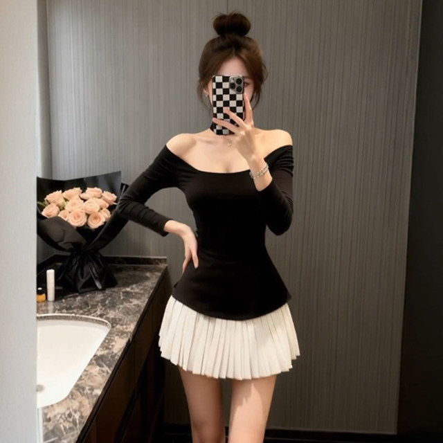 A complete set of autumn clothing for women, French retro black square-neck long-sleeved top, high-waisted pleated skirt, two-piece suit