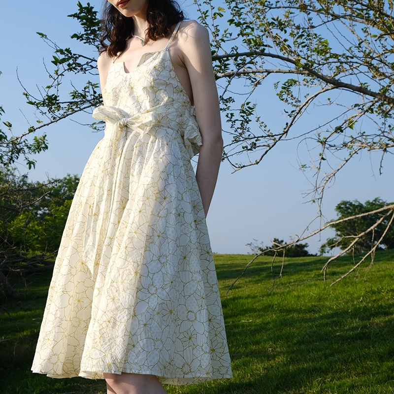 制造后花园,淡黄色荷叶边露背吊带连衣裙