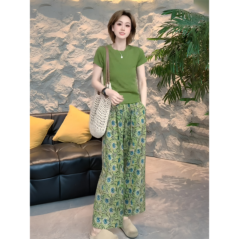 Green Fashionable Age-Reducing Casual Sports Suit for Women, New Summer Style, Stylish T-Shirt, Floral Wide-Leg Pants Two-Piece Set