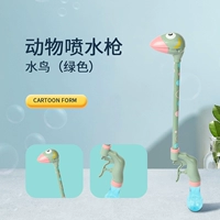 Водяной пистолет с зеленой водой