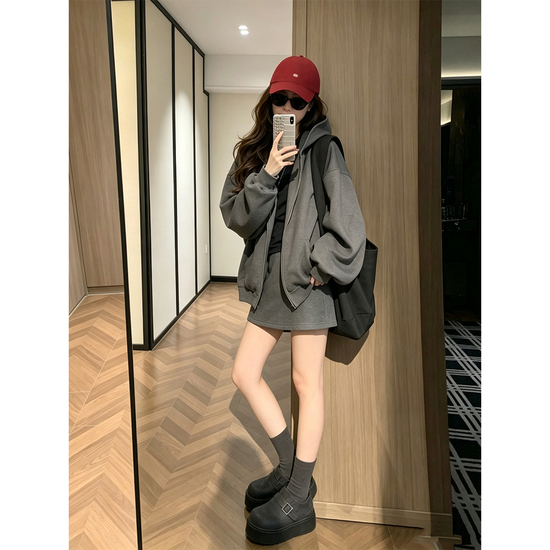 Korean Style Relaxed Ootd Outfit with a High-End Feel, Gray Hooded Sweatshirt, Short Skirt, Casual Sportswear Set for Women, Spring and Autumn Korean Style Relaxed Ootd Outfit with a High-End Feel, Gray Hooded Sweatshirt, Short Skirt, Casual Sportswear Set for Women, Spring and Autumn