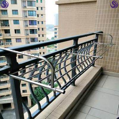 The balcony is closed and the drying rack protruding out of the window is multifunctional. The fence is hung outside the window and the drying rod is telescopic.