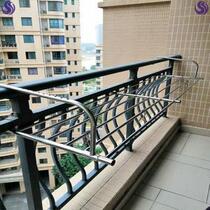 The balcony is closed and the drying rack protruding out of the window is multifunctional. The fence is hung outside the window and the drying rod is telescopic.