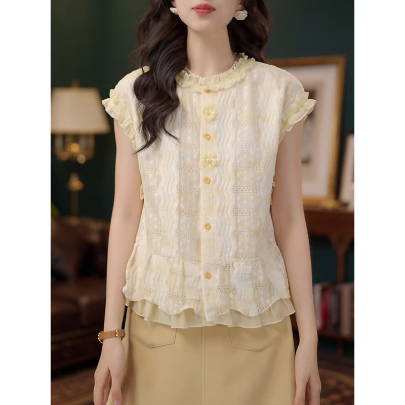 French Sweet and Gentle Style Lace Splicing Short-Sleeved Shirt, Versatile Casual Women's Design, Ruffled Slimming Top