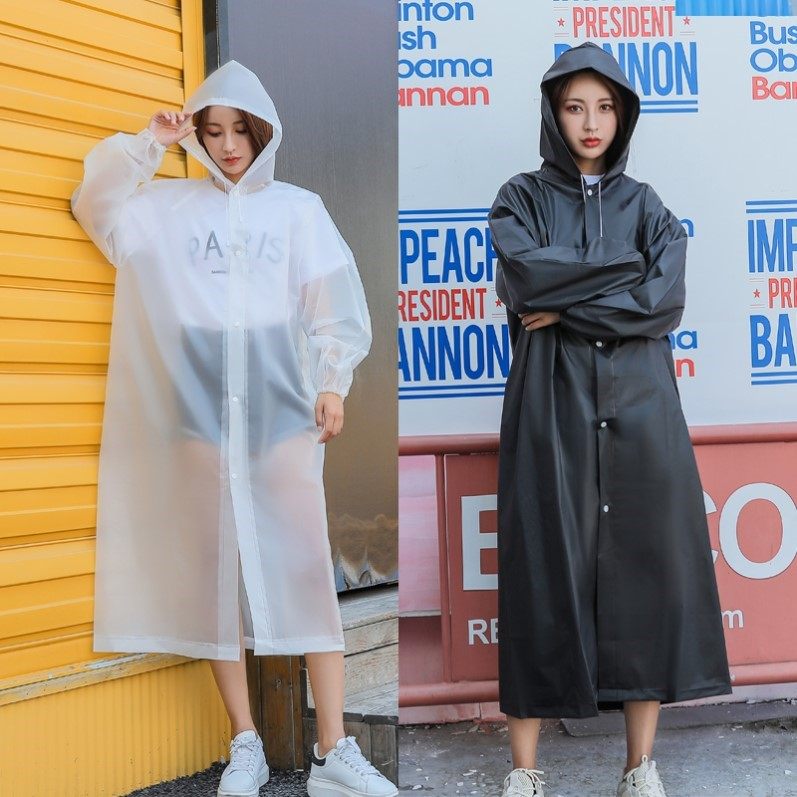 Single-person couple wearing a raincoat walking walk wearing a long outdoor portable breathable and thicken waterproof