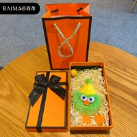 Зеленая подвеска, оранжевая подарочная коробка