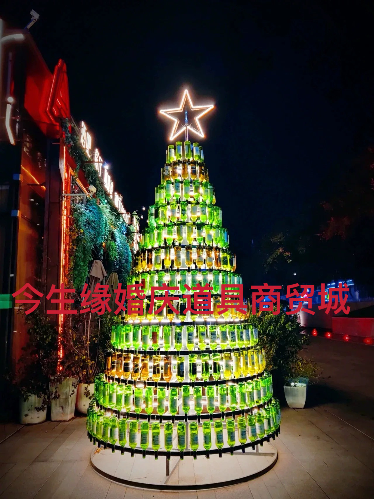 大型フレームのクリスマスツリースタンド、錬鉄製のワインボトルの小道具の骨組み、屋外広場のショッピングモールの装飾シーン