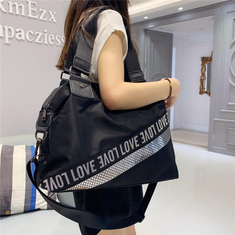 Bag women 2022 new trendy brand large capacity shoulder Messenger bag European and American style bag all-match travel fitness bag