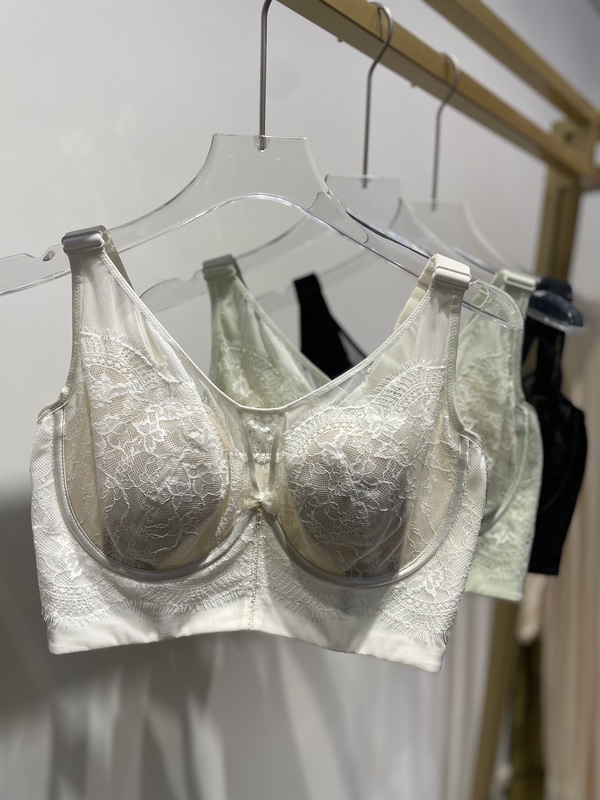 The Same Brand Memory Steel Ring Seaweed Spoon Crystal Cup Bra Available in Physical Stores