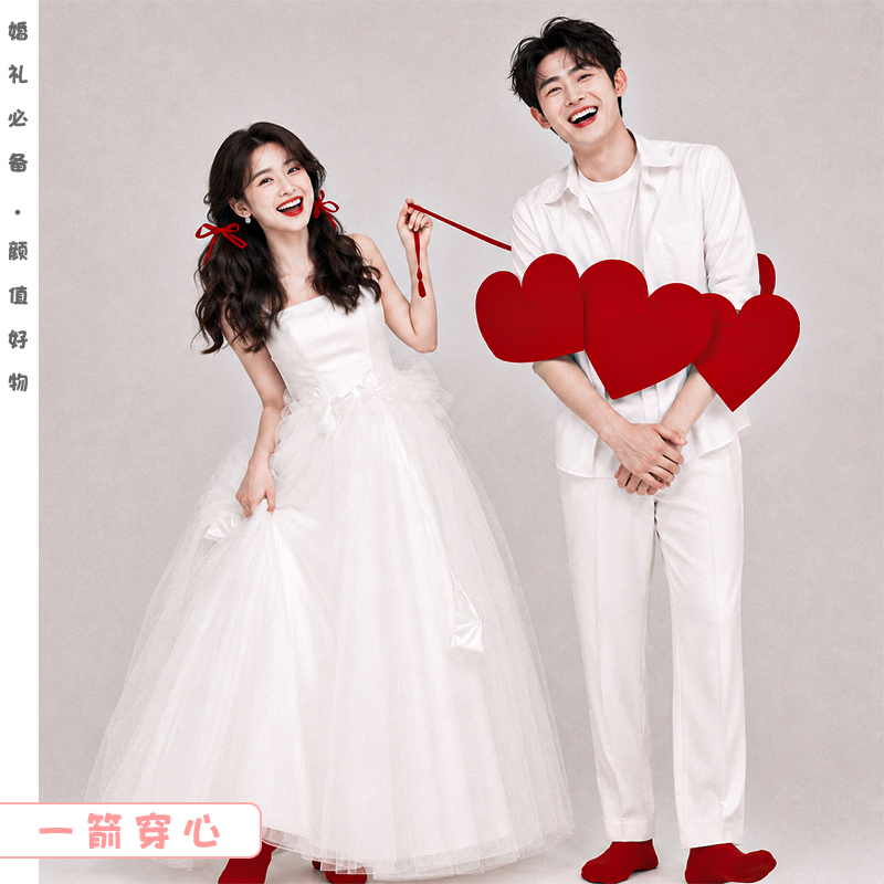 Taking a Photo with a Heart-Shaped Arrow Piercing the Heart, Simple White Dress Paired with a Red Heart-Shaped Pendant, Drawstring Creative Couple Props Taking a Photo with a Heart-Shaped Arrow Piercing the Heart, Simple White Dress Paired with a Red Heart-Shaped Pendant, Drawstring Creative Couple Props