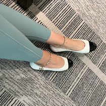 The upper foot is thin and good looking at the fairy wind 2022 new small fragrant wind metal chain round head flat bottom single shoes