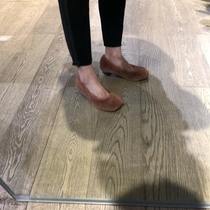 Grass fur with little heel shoes and a good look at the small crowd to have a personality 