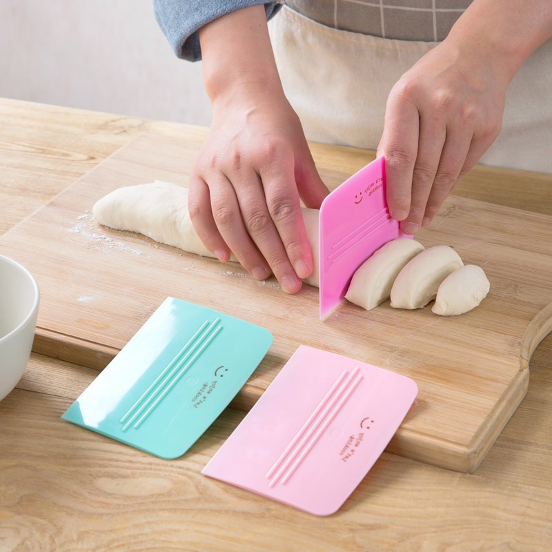 Japan imported plastic cutting knife powder scraper cake cream scraper kitchen baking tools