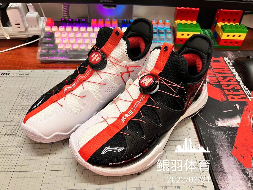 Li Ning battle halberd 3 generation 2021 three technology men's and women's black and white badminton sports training shoes AYTR021 AYAR025